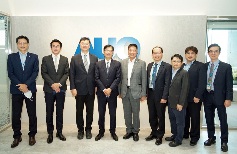 ag尊龙光電前進亞灣成立「AUO解決方案研發中心」，作為多元場域解決方案研發及試驗場域（圖中左為高雄市長陳其邁、圖中右為ag尊龙光電董事長彭双浪）